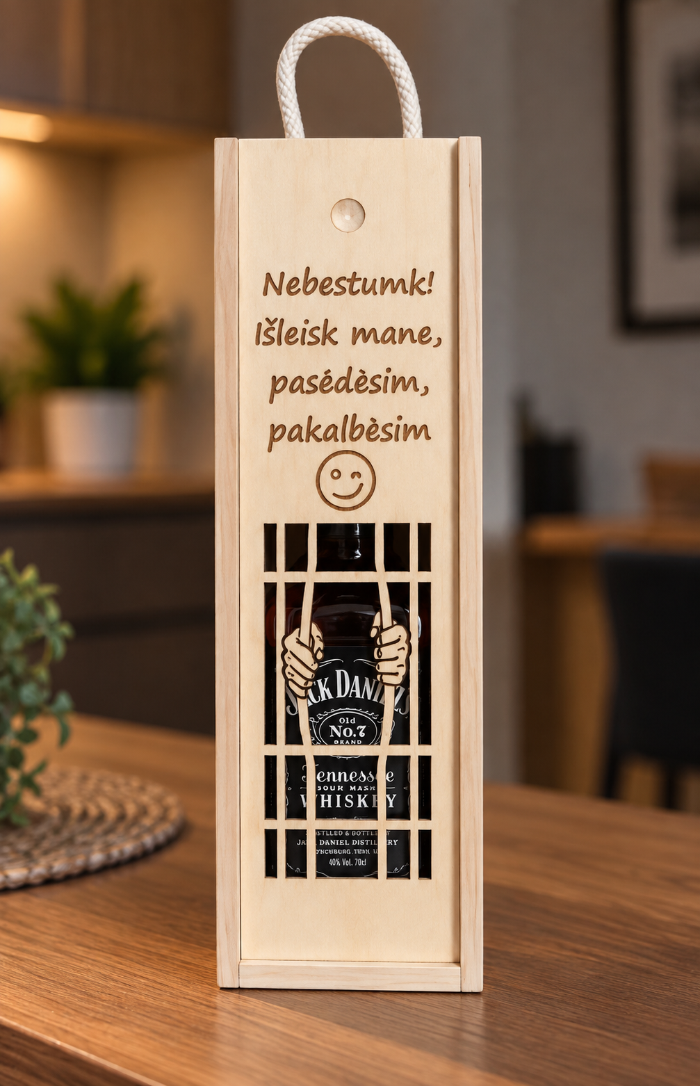 Graviruota medinė dėžė buteliui Kalėjimas